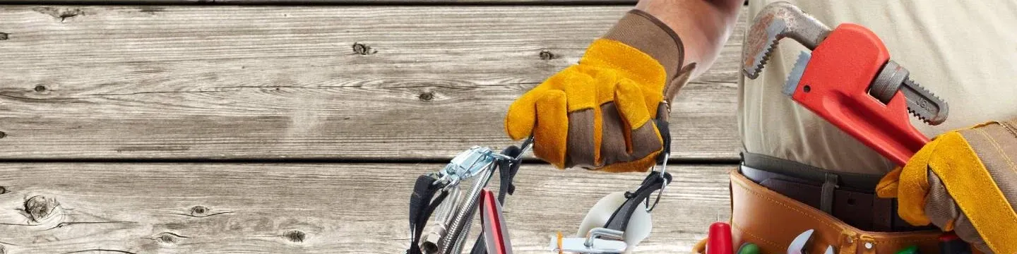 Arbetshandskar, rörtång och verktygsbälte