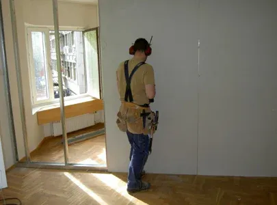 Monterar innervägg på kontor