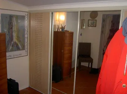 Spegelgarderob längs väggen